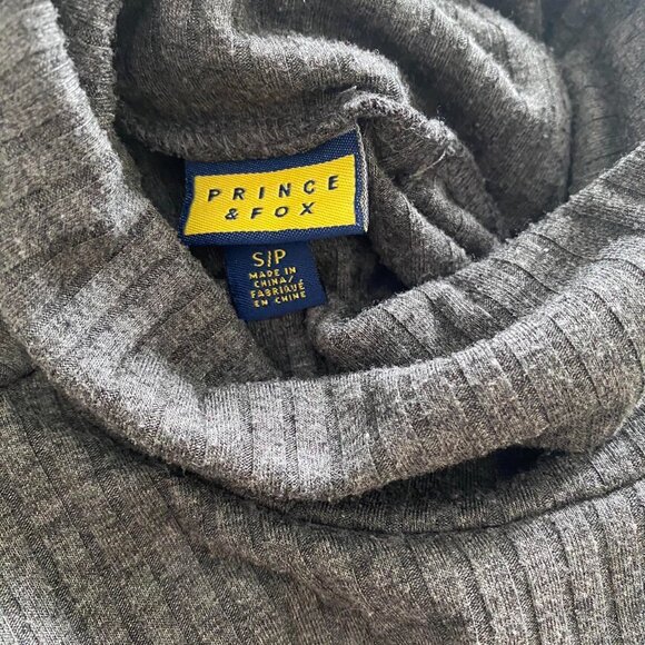 Small grey tight lightweight turtleneck - Picture 2 of 4